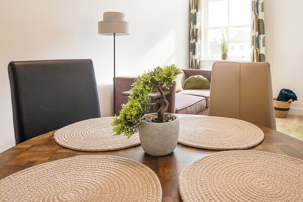 Appartement Deluxe, vue ville | Restauration dans la chambre