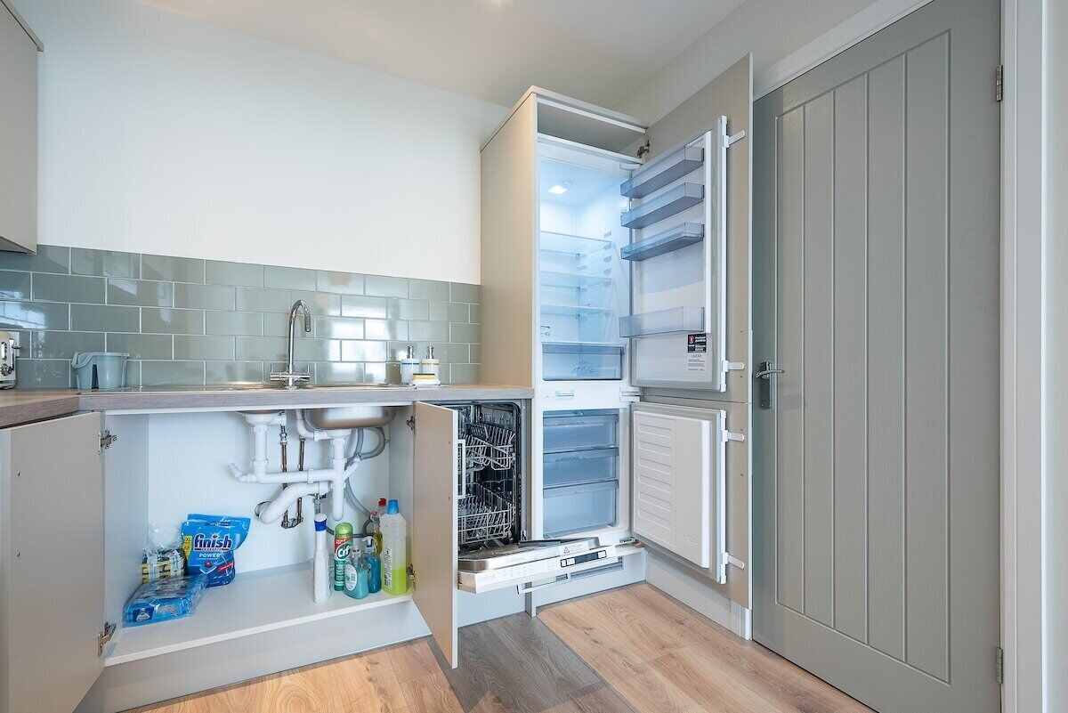 Full-sized fridge, microwave, oven, stovetop