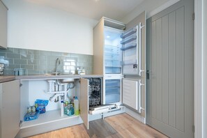 Réfrigérateur grande capacité avec congélateur, four à micro-ondes