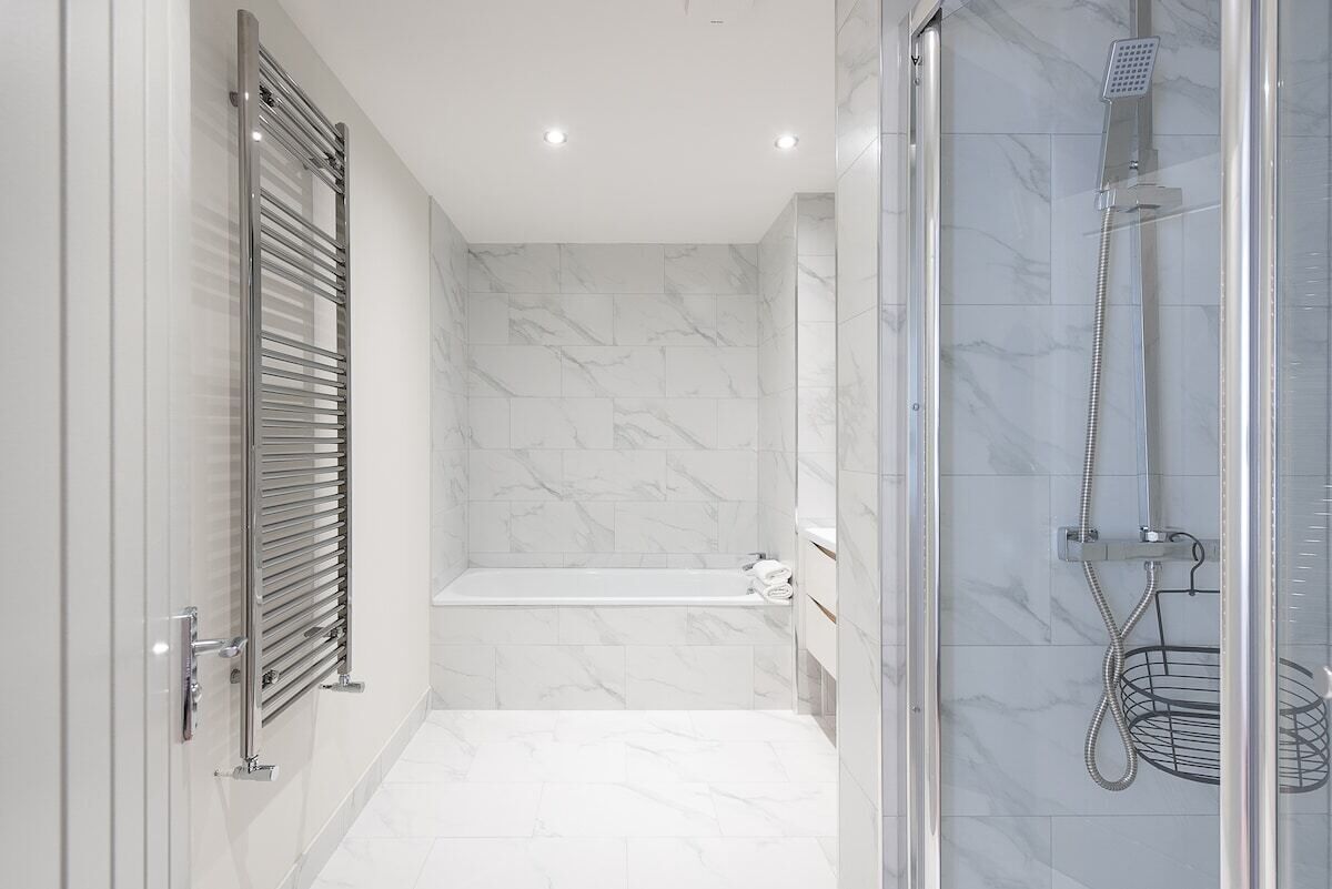 Executive Apartment, Private Bathroom | Bathroom | Free toiletries, hair dryer, towels, soap