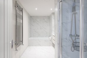 Leilighet – executive, privat bad | Bad | Toalettartikler (inkludert), hårføner, håndklær og såpe