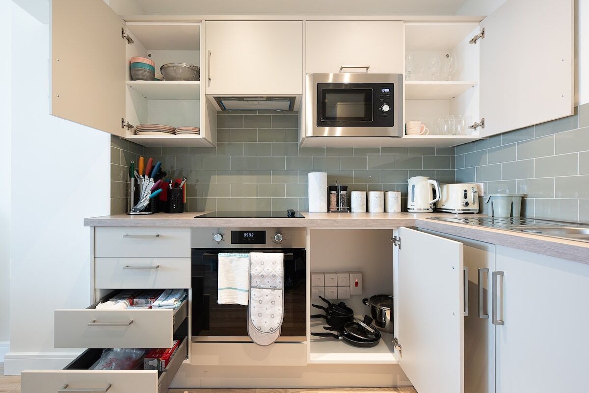 Großer Kühlschrank, Mikrowelle, Ofen, Herdplatte