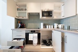 Full-size fridge, microwave, oven, stovetop