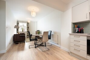 Executive Apartment, Private Bathroom (1) | Restaurant - Market Square (Bicester)