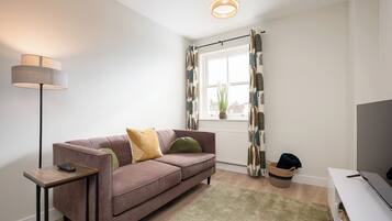 Deluxe Apartment, City View | Living area