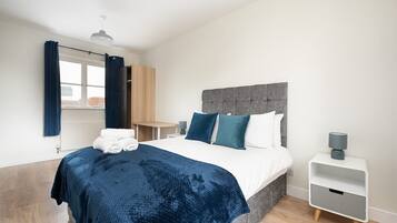 2 habitaciones, escritorio y espacio para trabajar con laptop