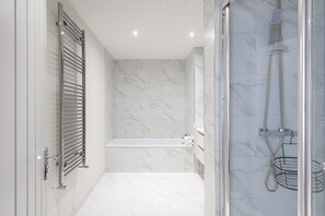 Deluxe Apartment, City View | Bathroom | Free toiletries, hair dryer, towels, soap