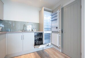 Appartement exécutif, salle de bain privée | Cuisine privée | Réfrigérateur grande capacité avec congélateur, four à micro-ondes