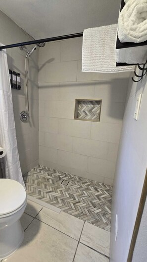 Haartrockner, Handtücher, Seife, Toilettenpapier