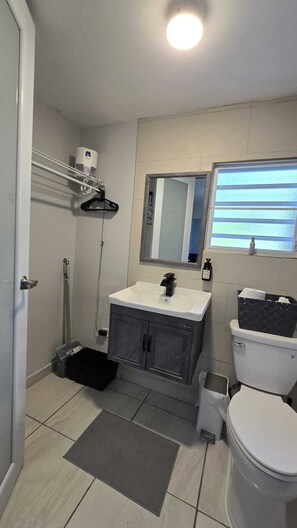 Hair dryer, towels, soap, toilet paper - El Campito is a chic studio with WiFi and AC in charming countryside. (Humacao)