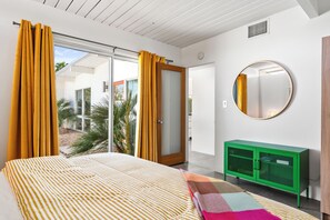 4 bedrooms, desk, iron/ironing board, free WiFi