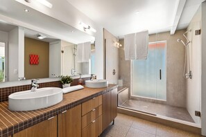 Douche, séchoir à cheveux, serviettes fournies