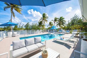 Una piscina al aire libre, una piscina climatizada