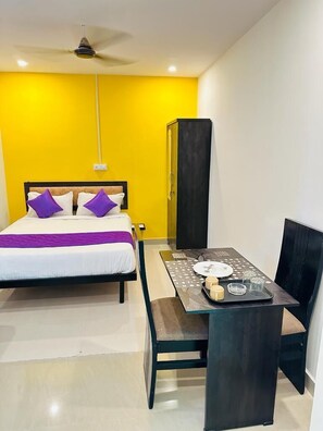 Desk, laptop workspace, free WiFi, bed sheets - Hotel SY Comforts (Bengaluru)