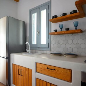 Jääkaappi, kahvin-/teenkeitin