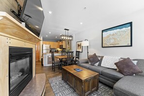 Televisión y chimenea 