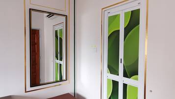 City Condo, 1 Bedroom, City View | Meja, seterika/papan seterika, Wi-fi percuma