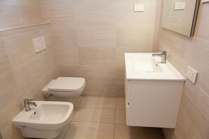 Hiustenkuivaaja, bidee, pyyhkeet, saippua