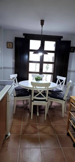 House, 4 Bedrooms, Balcony, Garden View | Dining