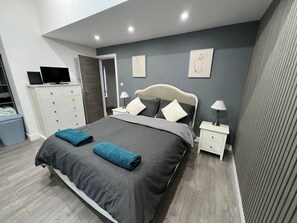 2 bedrooms, free WiFi, bed sheets - Whole House -sleeps4-parking-garden-bikinghiking (Bury)