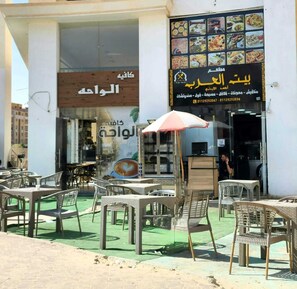 تناول الطعام بالخارج