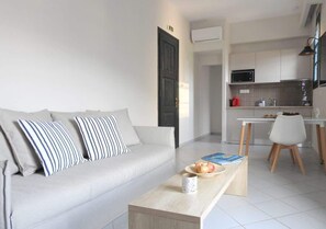 Fernseher, Bücher, Arbeitsbereiche