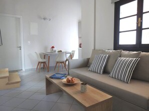 Fernseher, Kamin, Bücher, Arbeitsbereiche