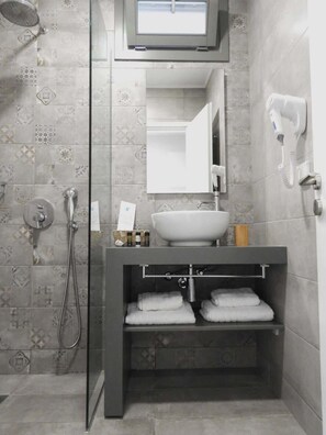 Dusche, Haartrockner, Handtücher