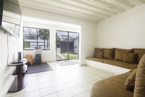 House, 6 Bedrooms | Living area