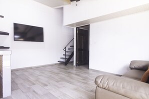 House, 6 Bedrooms | Living area