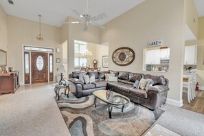 Hus, 4 soverom | Oppholdsområde | Smart-TV og strømmetjenester