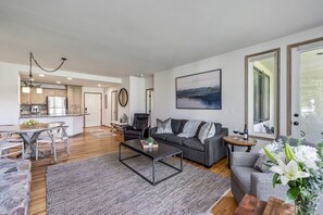 開放式客房 | 起居區 | 智慧型電視