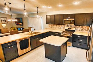 Een magnetron, een oven, een kookplaat, een vaatwasser