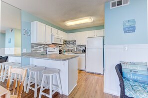 Condo, 1 Bedroom | Private kitchen | Fridge, oven, coffee/tea maker, toaster