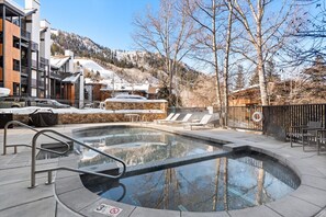 Pool - Downtown Aspen Studio Steps to Gondola & Trails - 305A (Aspen)