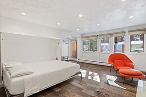 Studio | Kannettavalle tietokoneelle sopiva työtila, silitysrauta/-lauta