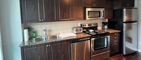 Réfrigérateur, four à micro-ondes, un four, surface de cuisson