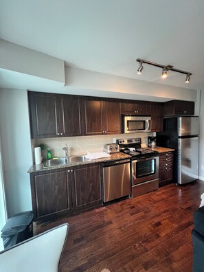 Geladeira, micro-ondas, fogão, cooktop