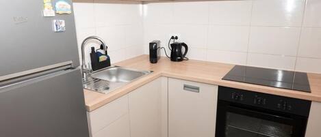 ثلاجة، ميكروويف، فرن، غسالة أطباق