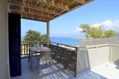 Cozy Villa with Sea View, Private Balcony & Terrace