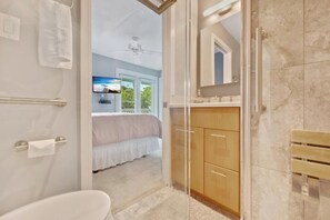 Dusche, Haartrockner, Handtücher