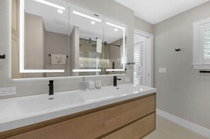 Shower, hair dryer, towels - An Island Retreat at the Truman Annex in Key West (Key West)