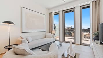 Una televisión, un reproductor estéreo, una oficina