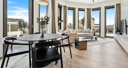Zenit Royal - Designer City Apt w Stunning Views & Concierge