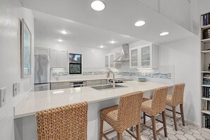 Fridge, microwave, oven, stovetop - Beach Lovers Paradise steps from the Gulf of Mexico (Sanibel)