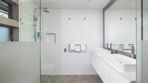 Shower, towels - Rivers Edge Oasis -Karuah, Infinity Pool and Private Cinema room (Karuah)