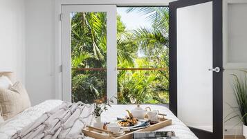 5 bedrooms, iron/ironing board, WiFi, bed sheets