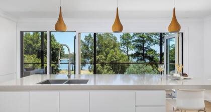 Rivers Edge Oasis -Karuah, Infinity Pool and Private Cinema room