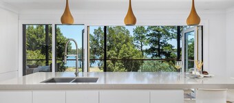 Rivers Edge Oasis -Karuah, Infinity Pool and Private Cinema room