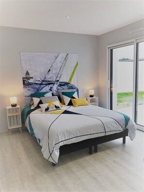 4 bedrooms, desk, iron/ironing board, travel cot